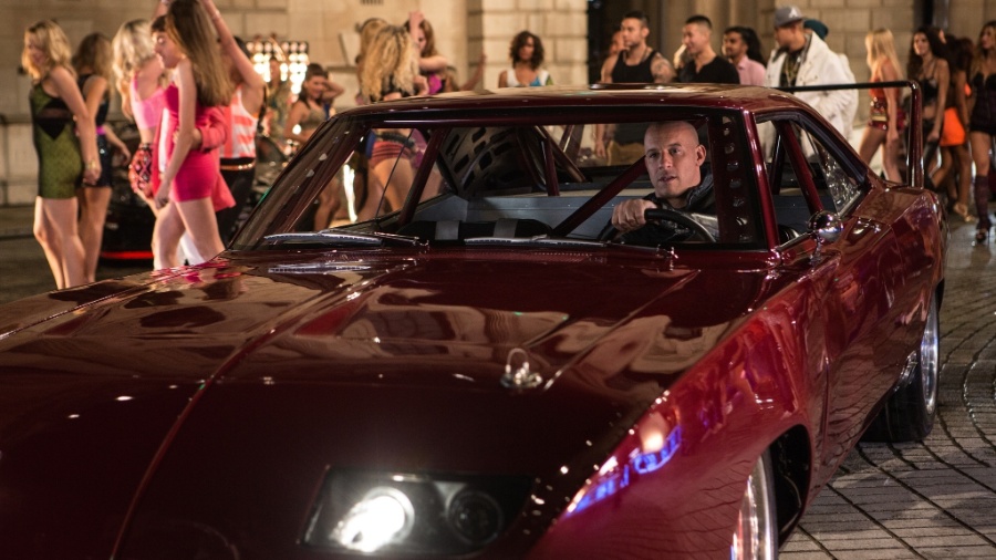 Cena de "Velozes e Furiosos 6", sexto filme da série com carros esportivos estrelada por Paul Walker e Vin Diesel - Divulgação