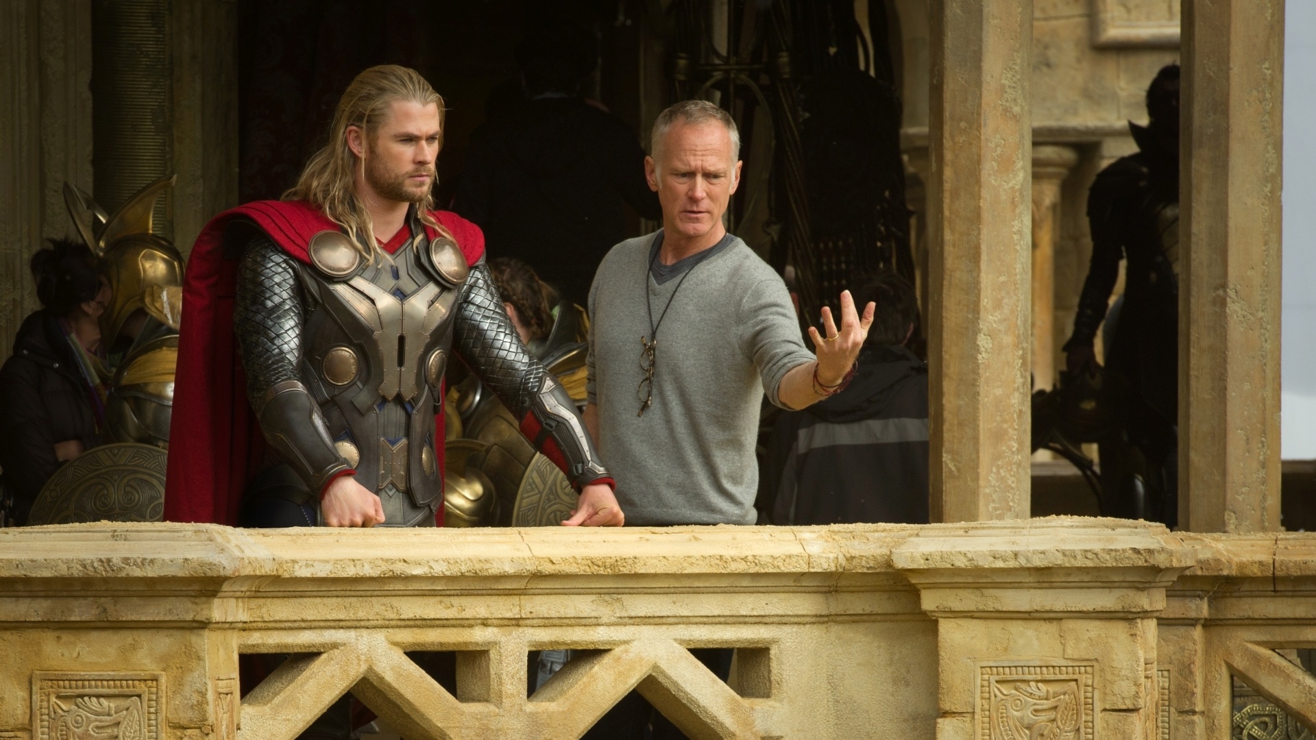 Chris Hemsworth recebe orientações do diretor Alan Taylor durante as gravações de "Thor: O Mundo Sombrio" - Divulgação / Disney