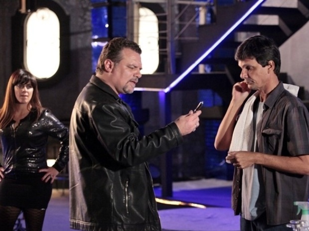 Em "Salve Jorge", Russo encontra a caneta filmadora de Jô e ameaça matar o dono do objeto