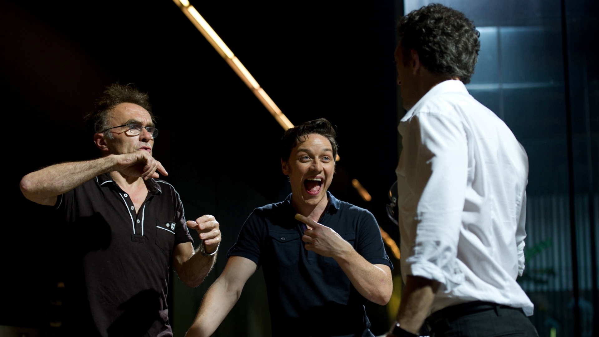 O diretor Danny Boyle orienta os atores James McAvoy e Vincent Cassel nas filmagens de "Em Transe" - Susie Allnutt/Fox Searchlight Pictures/Divulgação