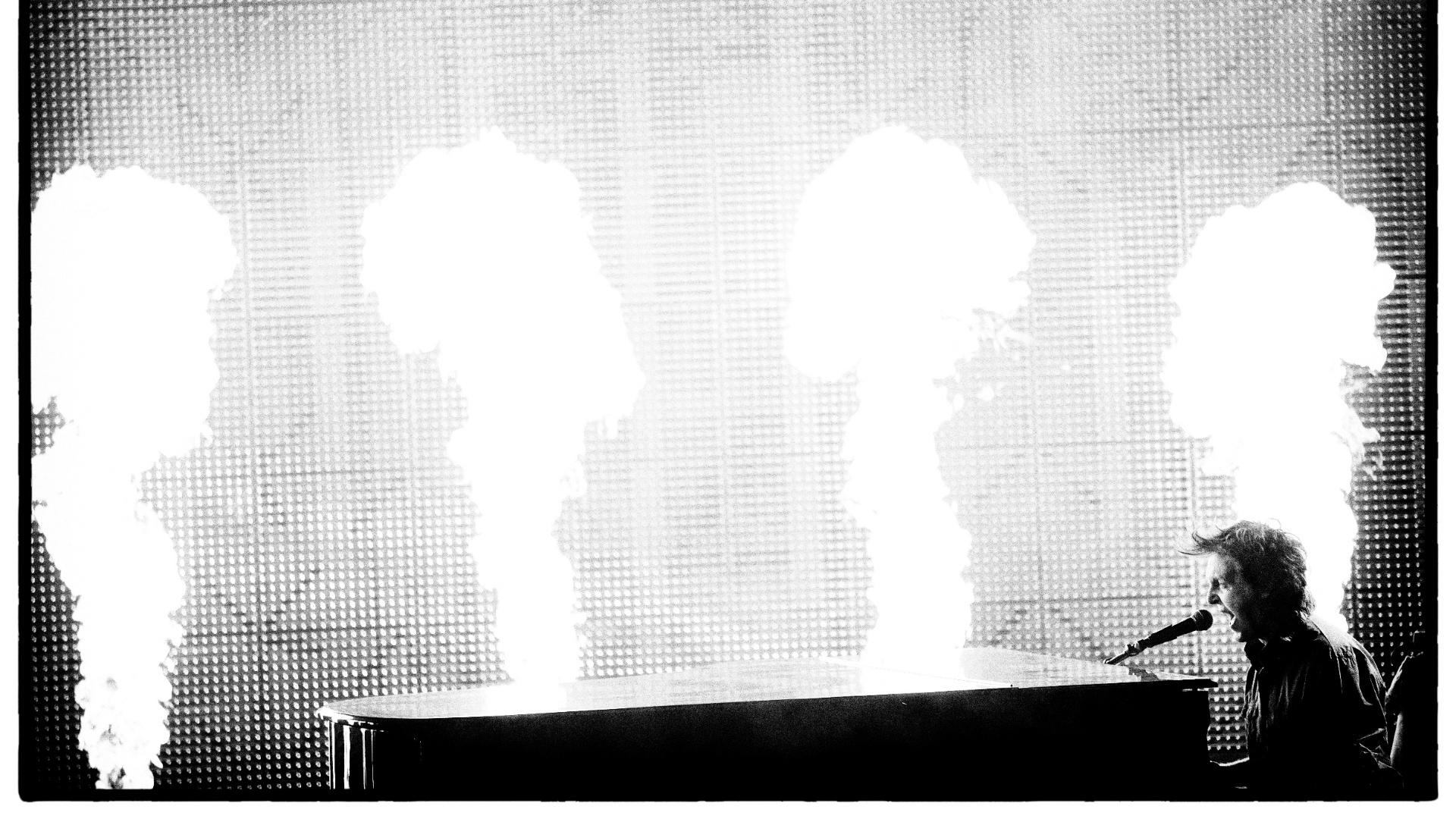 Paul McCartney ensaia show da turnê "Out There!" com a banda: Paul 'Wix' Wickens (teclados), Brian Ray (baixo e guitarra), Rusty Anderson (guitarra) e Abe Laboriel Jr. (bateria). Os músicos tocam com Paul há dez anos - MPL Communications