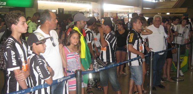 Torcedores chegaram cedo para recepcionar, com festa, os jogadores atleticanos - Bernardo/UOL