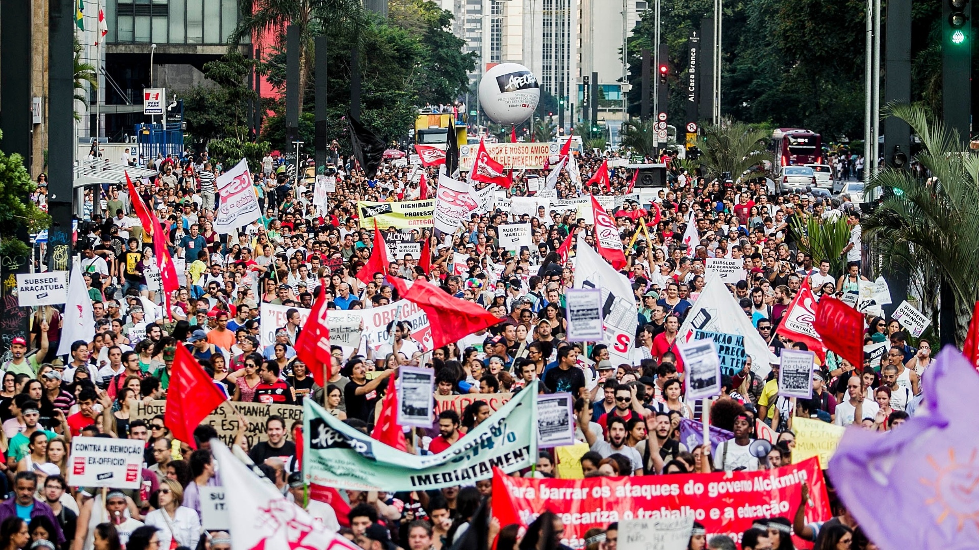 03.mai.2013 - Os professores da rede estadual de São Paulo decidiram manter a greve da categoria, iniciada no dia 22 de abril. A assembleia foi realizada na tarde dessa sexta-feira (3), na avenida Paulista - Leonardo Soares/UOL