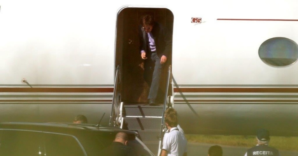 03.mai.2013 - Paul McCartney desembarca em jatinho particular no aeroporto de Confins, em Belo Horizonte, acompanhado da mulher, Nancy Shevell - André Freitas / AgNews