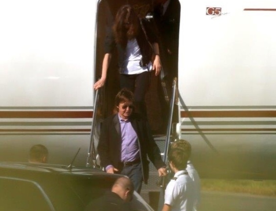 03.mai.2013 - Paul McCartney desembarca em jatinho particular no aeroporto de Confins, em Belo Horizonte, acompanhado da mulher, Nancy Shevell - André Freitas / AgNews