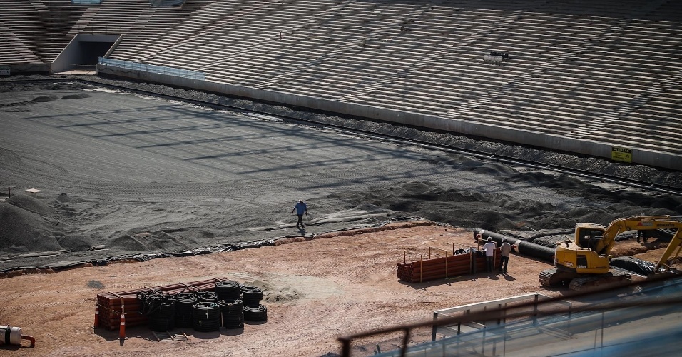 03.maio.2013 - Obras do estádio Itaquerão seguem nesta sexta-feira; estádio receberá abertura da Copa-2014