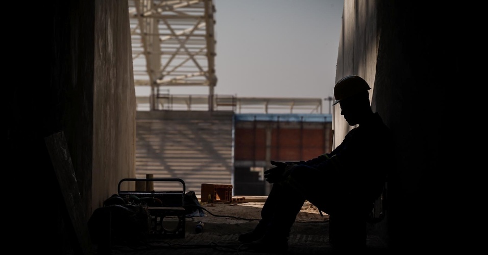 03.maio.2013 - Operários trabalham nas obras da construção do estádio Itaquerão