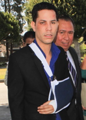 O cantor Christian Chavez chega à corte de Beverly Hills para pretsar depoimento sobre a briga que teve com o namorado Ben Kruger