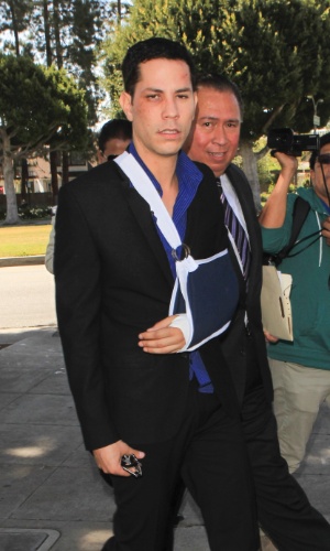 2.ami.2013 - O cantor Christian Chavez chega à corte de Beverly Hills para pretsar depoimento sobre a briga que teve com o namorado Ben Kruger. Ele estava com o rosto machucado e o braço engessado