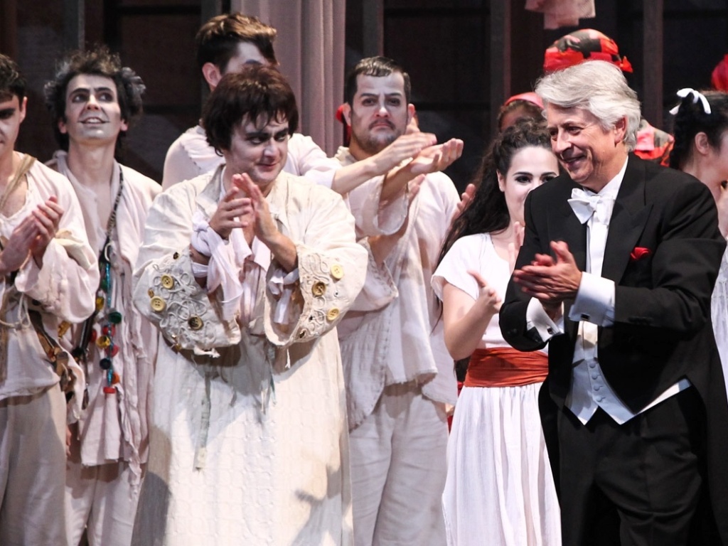 2.mai.2013 - O maestro Rick Wentworth durante os aplausos. A ópera de Roger Waters foi montada com músicos brasileiros e a Orquestra Sinfônica Municipal, cujo diretor artístico é o Maestro John Neschling - Foto Rio News