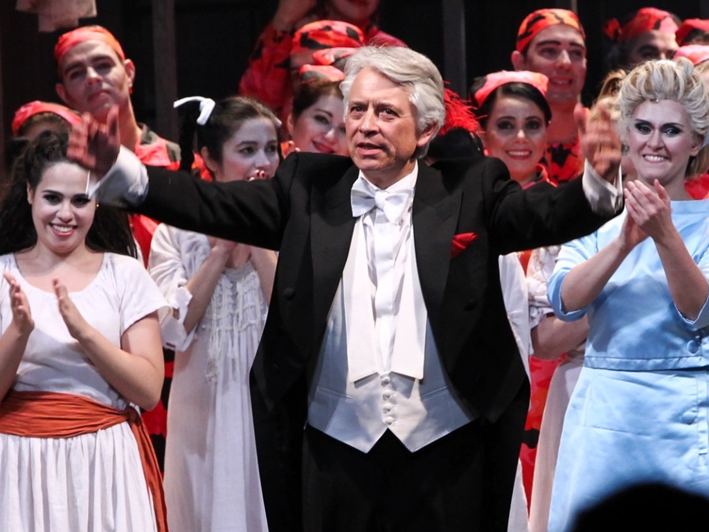 2.mai.2013 - O maestro Rick Wentworth durante os aplausos. A ópera de Roger Waters foi montada com músicos brasileiros e a Orquestra Sinfônica Municipal, cujo diretor artístico é o Maestro John Neschling - Foto Rio News