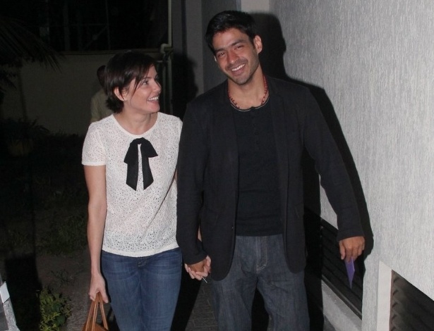 2.mai.2013 - Deborah Secco sai de missa acompanhada de seu novo namorado, o cantor Allyson Castro