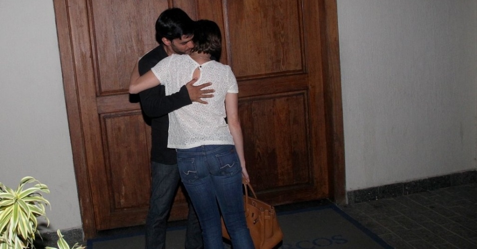 2.mai.2013 - Deborah Secco sai de missa acompanhada de seu novo namorado, o cantor Allyson Castro