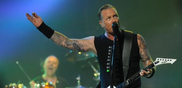 James Hetfield (direita) e Lars Ulrich, do Metallica, tocam durante o Revolver Golden Gods Awards - Chris Pizzello/Invision/AP