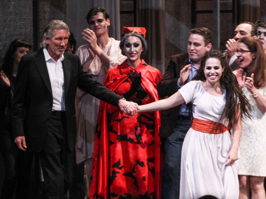 2.mai.2013 - O cantor, músico e compositor inglês Roger Waters, ex-Pink Floyd, na estreia paulistana de sua ópera "Ça Ira - A Esperança" no Theatro Municipal, em São Paulo - Foto Rio News