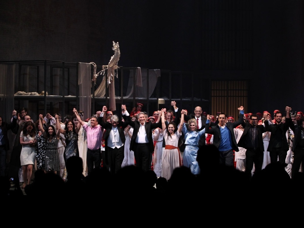 2.mai.2013 - Waters chegou acompanhado por 4 seguranças e sua esposa, 1 hora antes do espetáculo começar e entrou pelas portas dos fundos. Ele foi cercado por fãs ao sair do teatro - Foto Rio News