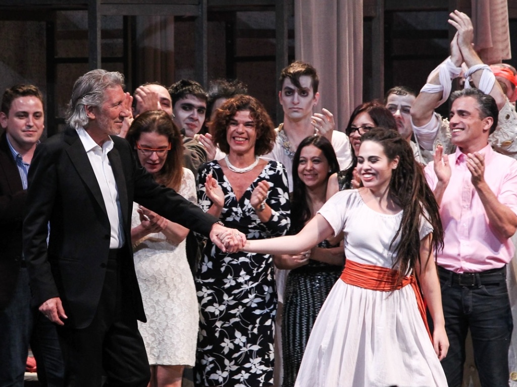 2.mai.2013 - Waters chegou acompanhado por 4 seguranças e sua esposa, 1 hora antes do espetáculo começar e entrou pelas portas dos fundos. Ele foi cercado por fãs ao sair do teatro - Foto Rio News