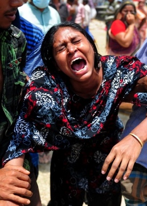 Mulher se desespera após confirmação de morte de parente, que foi encontrado embaixo dos escombros de prédio de oito andares. O imóvel desabou em 24 de abril em Savar, nos arredores de Dacca (Bangladesh) - Munir uz Zaman/AFP