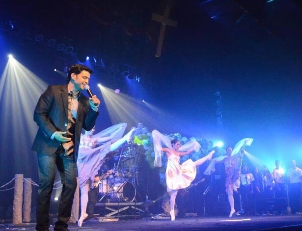 Allyson Castro durante um de seus shows de música cristã