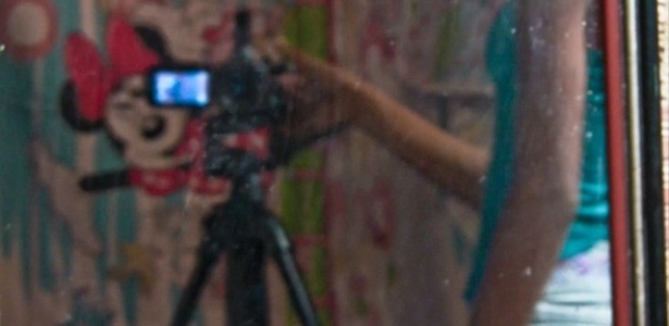 Cena do documentário "Doméstica", do pernambucano Gabriel Mascaro. O filme foi montado a partir das imagens colhidas por seis adolescentes, que receberam a missão de registrar o cotidiano das empregadas que trabalham em suas respectivas casas. Mascaro montou um filme sobre a relação de poder e afeto entre os jovens e as domésticas - Divulgação / Vitrine Filmes