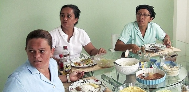 Cena do documentário "Doméstica", do pernambucano Gabriel Mascaro. O filme foi montado a partir das imagens colhidas por seis adolescentes, que receberam a missão de registrar o cotidiano das empregadas que trabalham em suas respectivas casas. Mascaro montou um filme sobre a relação de poder e afeto entre os jovens e as domésticas - Divulgação / Vitrine Filmes