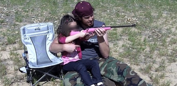 Em vídeo publicado na internet, pai ensina filha a atirar usando um rifle Crickett feito para crianças - hausofguns/YouTube