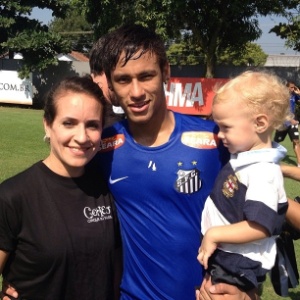 Neymar tira foto com Camila Comin, trapezista do Cirque du Soleil, e com o filho Davi Lucca, no CT - Fábio Maradei/Divulgação Santos FC