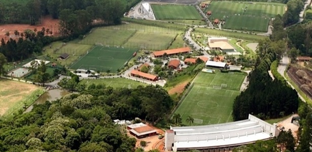 São 11 campos em Cotia destinados às categorias de base do São Paulo - São Paulo Futebol Clube/oficial