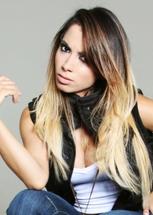 A cantora Anitta, 20 anos, dona do hit "Show das Poderosas", que está entre as músicas 100 mais tocadas das rádios brasileiras, segundo o site Hot100Brasil. Publicado no final de abril, o videoclipe da faixa já tem cerca de 1,5 milhão de visualizações no You Tube - Aquivo pessoal