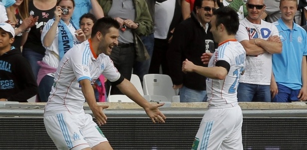  Gignac (esq.) comemora com Valbuena após marcar para o Olympique de Marselha  - Jean-Paul Pelissier/REUTERS