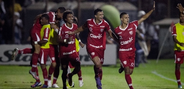 Jogadores do Mogi Mirim comemoram o gol de Roni (d), no duelo semifinal ante Santos - Ricardo Nogueira/Folhapress