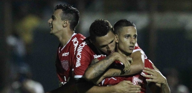 Roni é abraçado por colegas após fazer o gol na semifinal contra o Santos - Rivaldo Gomes/Folhapress
