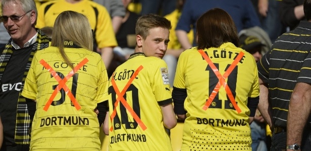  Torcedores do Borussia Dortmund marcam a camisa de Mario Goetze com um X - Odd Andersen/AFP Photo