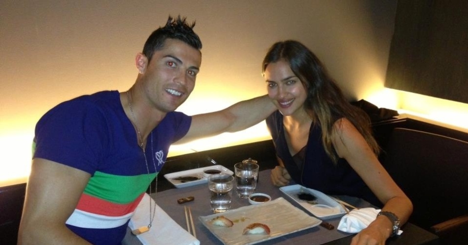 4.mai.2013 - Cristiano Ronaldo mostra foto ao lado da namorada e desmente caso com Andressa Urach