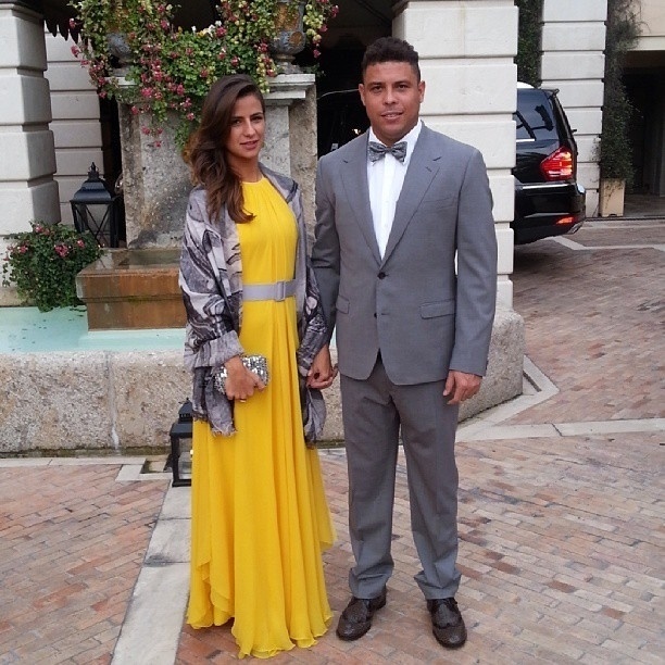 4.mai.2013 - Elegante, Ronaldo posa ao lado da namorada