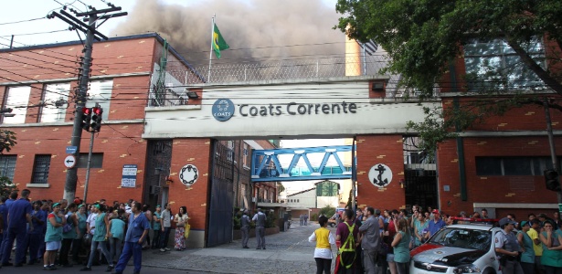Fachada da fábrica da Linhas Corrente, atingida por um incêndio neste sábado - Luiz Guarnieri/Brazil Photo Press