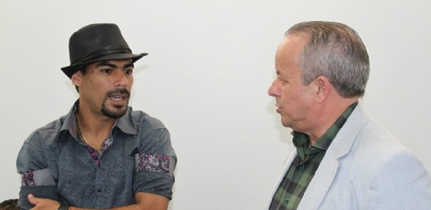 Araújo já se reuniu com a diretoria do Goiás para assinar contrato de um ano - Divulgação/Site oficial Goiás