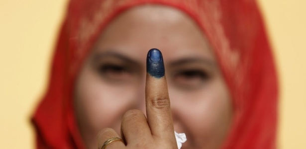 Eleitora mostra o dedo sujo após votar nas eleições da Malásia, em Pekan (300 km de Kuala Lumpur) - Bazuki Muhammad/Reuters