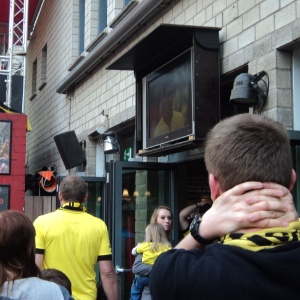 Torcedor lamenta pênalti perdido por Lewandovski (ao fundo, na tela) - Adriano Wilkson/UOL