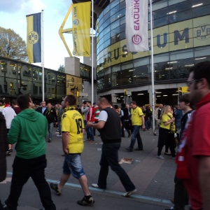 Torcida das duas equipes caminham na frente do Westifalenstadion, onde funciona uma loja e o museu do Borussia - Adriano Wilkson/UOL