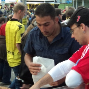 Tradicional iguaria alemã, o pretzel é vendido em barraquinhas em volta do estádio - Adriano Wilkson/UOL