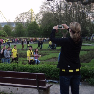Turista tira foto do Westfalenstadion em Dortmund - Adriano Wilkson/UOL