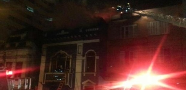 Imagem mostra a parte externa da casa noturna Cabaret durante o incêndio na noite deste sábado - Felipe Martini/Agência RBS