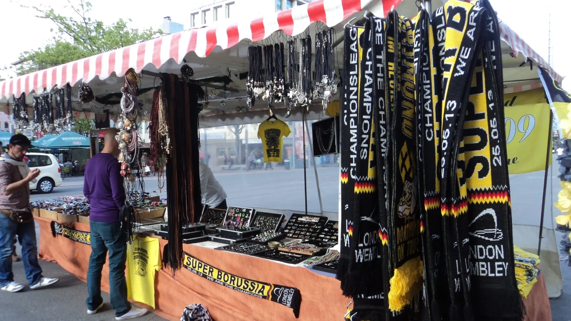 Vendedor de acessórios punk incorpora itens com as cores do Borussia - Adriano Wilkson/UOL