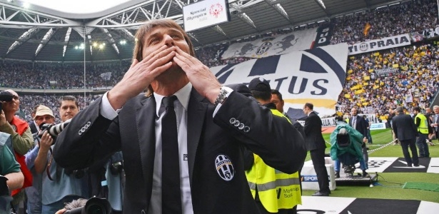 Antonio Conte, treinador do Juventus, manda beijos para torcida antes da partida - Andrea Di Marco/EFE/EPA