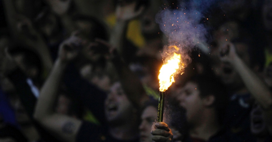 05.mai.2013 - Torcida do Boca acende sinalizador durante o clássico contra o River pelo Argentino