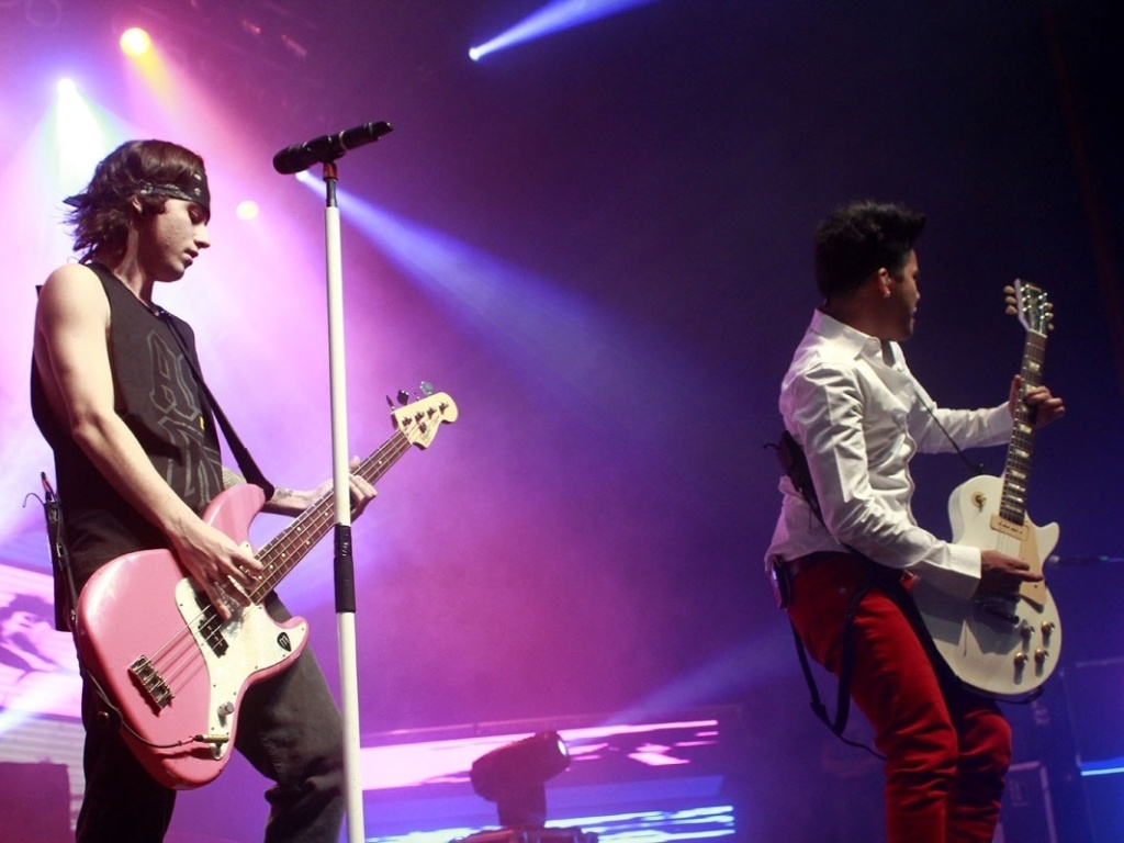 5.mai.2013 - A banda Restart apresenta nova turnê 2013 no HSBC Brasil, em São Paulo. Quando lançaram o álbum "Geração Z", em 2011, os integrantes deixaram de lado as calças coloridas e começaram a usar roupas mais escuras. Agora, segundo PeLu, as mudanças não serão somente no figurino - Taiz Dering