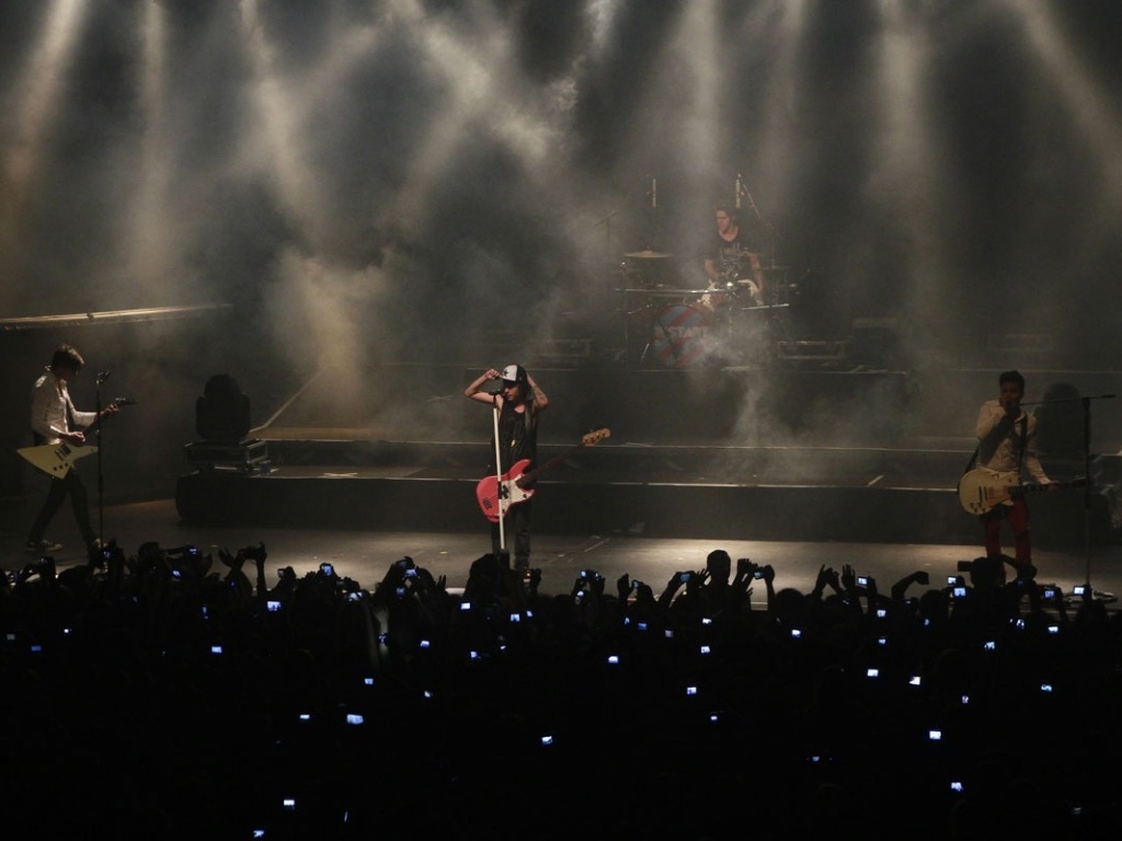 5.mai.2013 - A banda Restart se apresenta no HSBC Brasil, em São Paulo. "Estamos crescendo no nosso jeito de ser. Não temos mais 17 anos. Hoje temos barba na cara. Quando começamos, não precisávamos fazer a barba", brincou PeLu em entrevista ao UOL - Taiz Dering