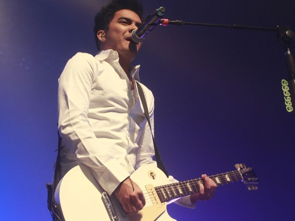 5.mai.2013 - A banda Restart se apresenta no HSBC Brasil, em São Paulo. A outra música, provisoriamente intitulada "Renascer", tem levada de balada. E a última, ainda sem título, é uma canção de festa que brinca com o fim do mundo - Taiz Dering