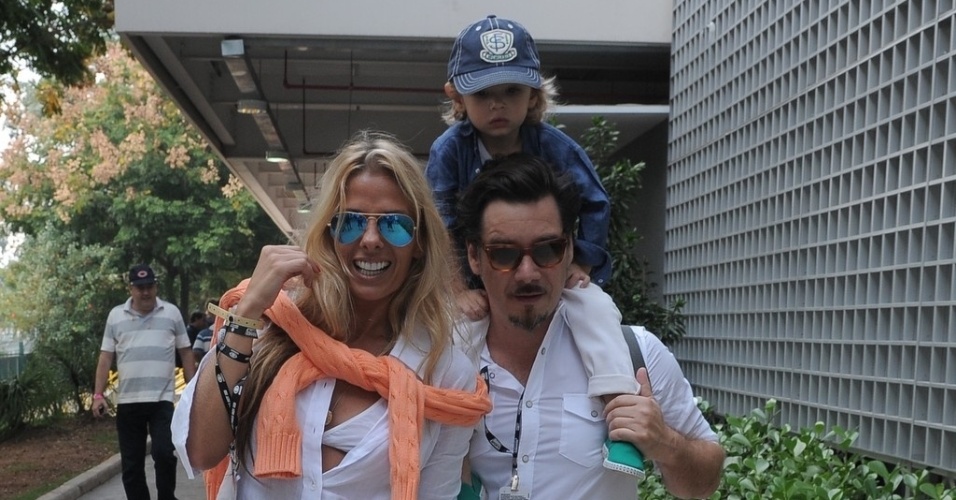 5.mai.2013 - Ao lado do marido, Alexandre Iódice, e do filho, Vittorio, Adriane Galisteu chega a evento de Fórmula Indy em São Paulo